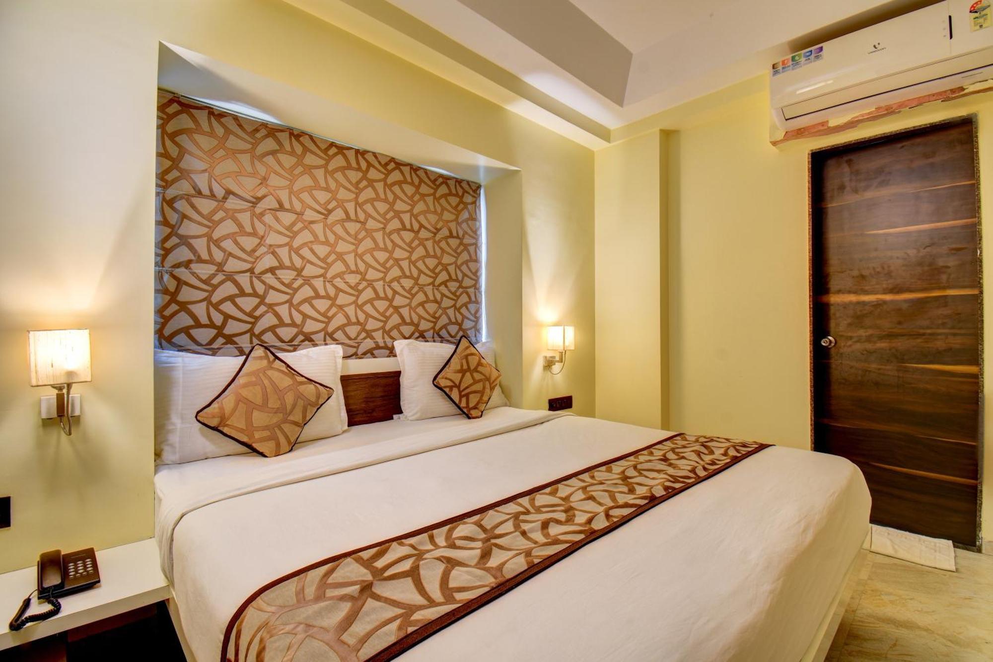 Hotel Deepali Executive Аурангабад Екстериор снимка