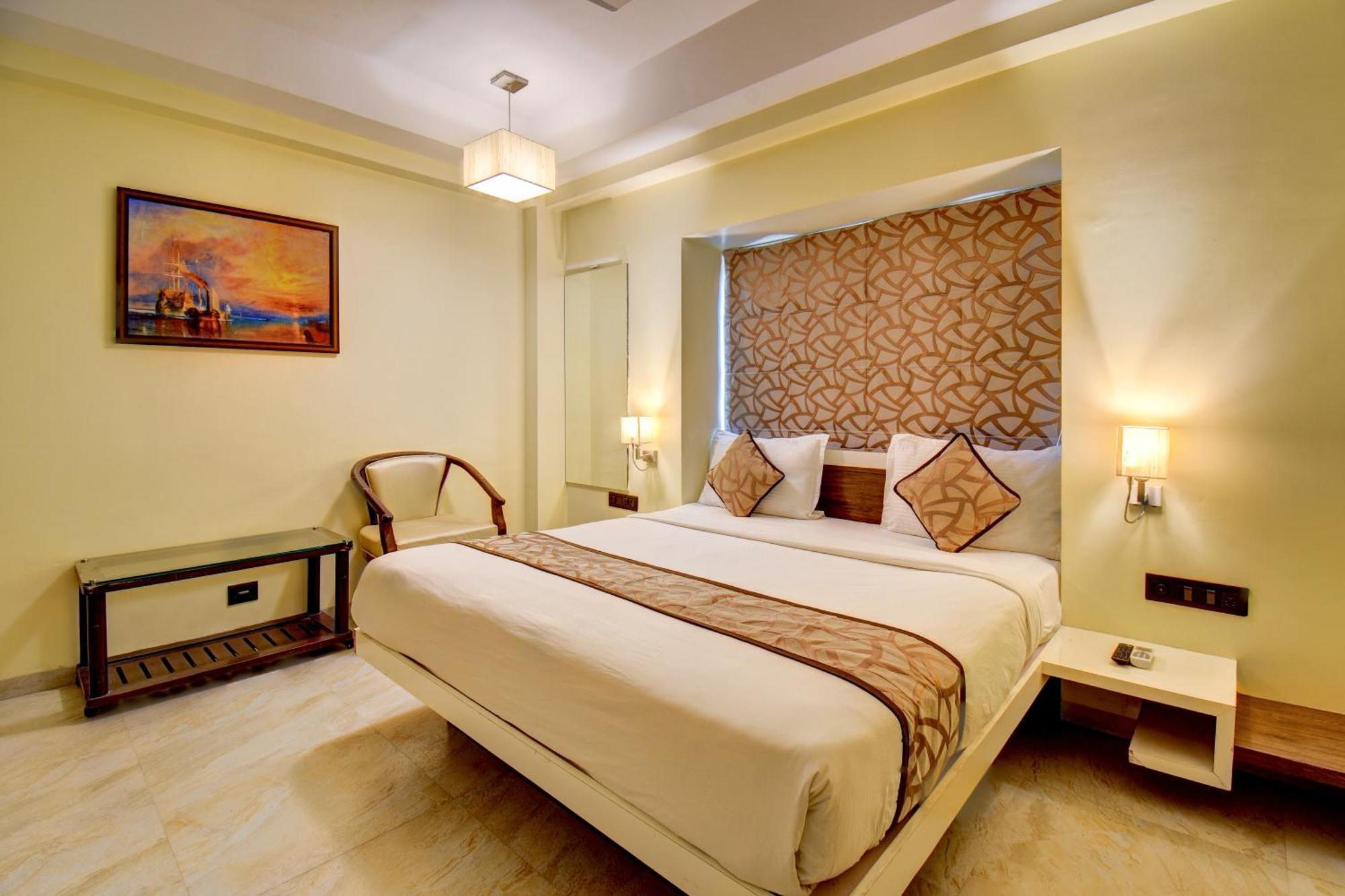 Hotel Deepali Executive Аурангабад Екстериор снимка