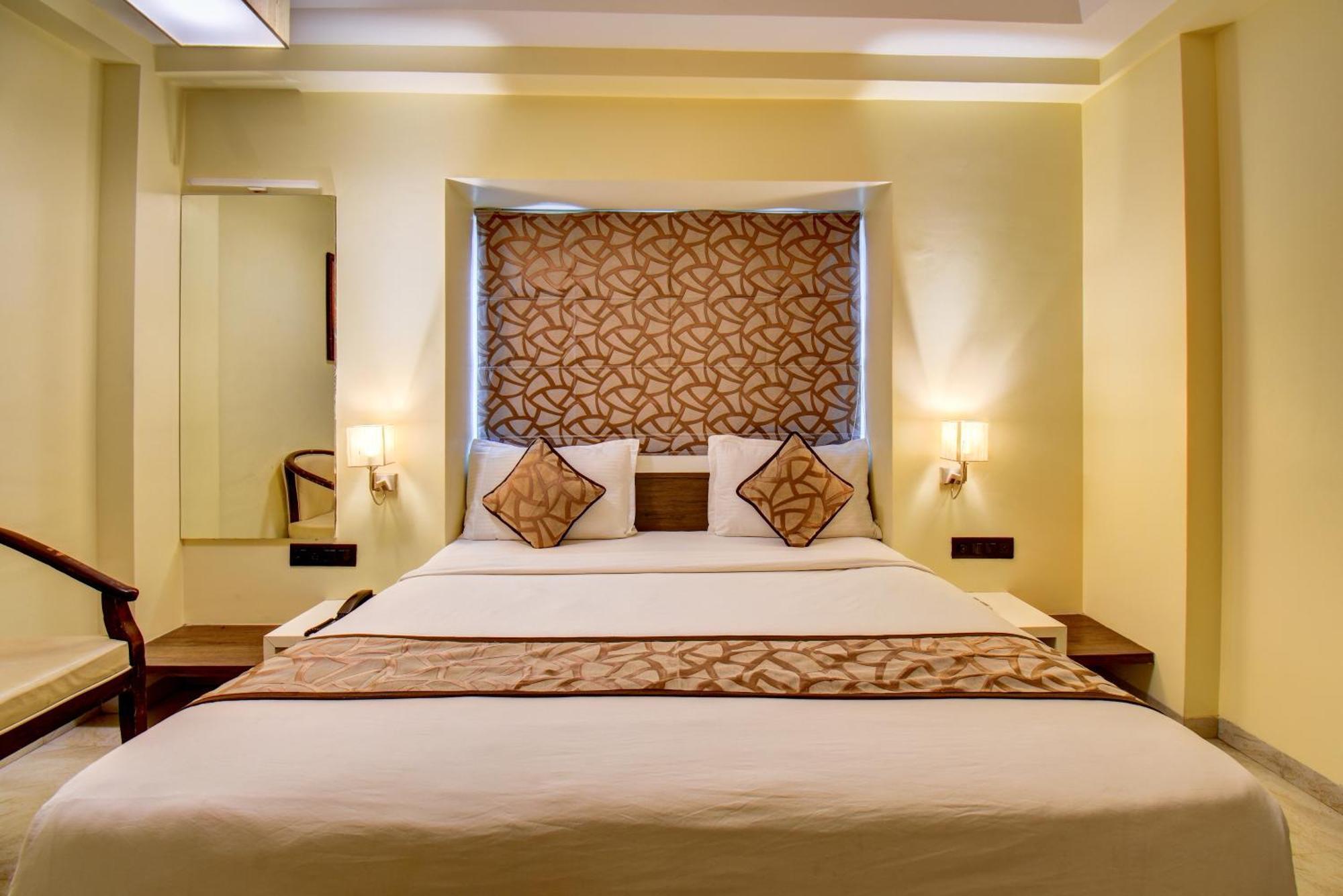 Hotel Deepali Executive Аурангабад Екстериор снимка