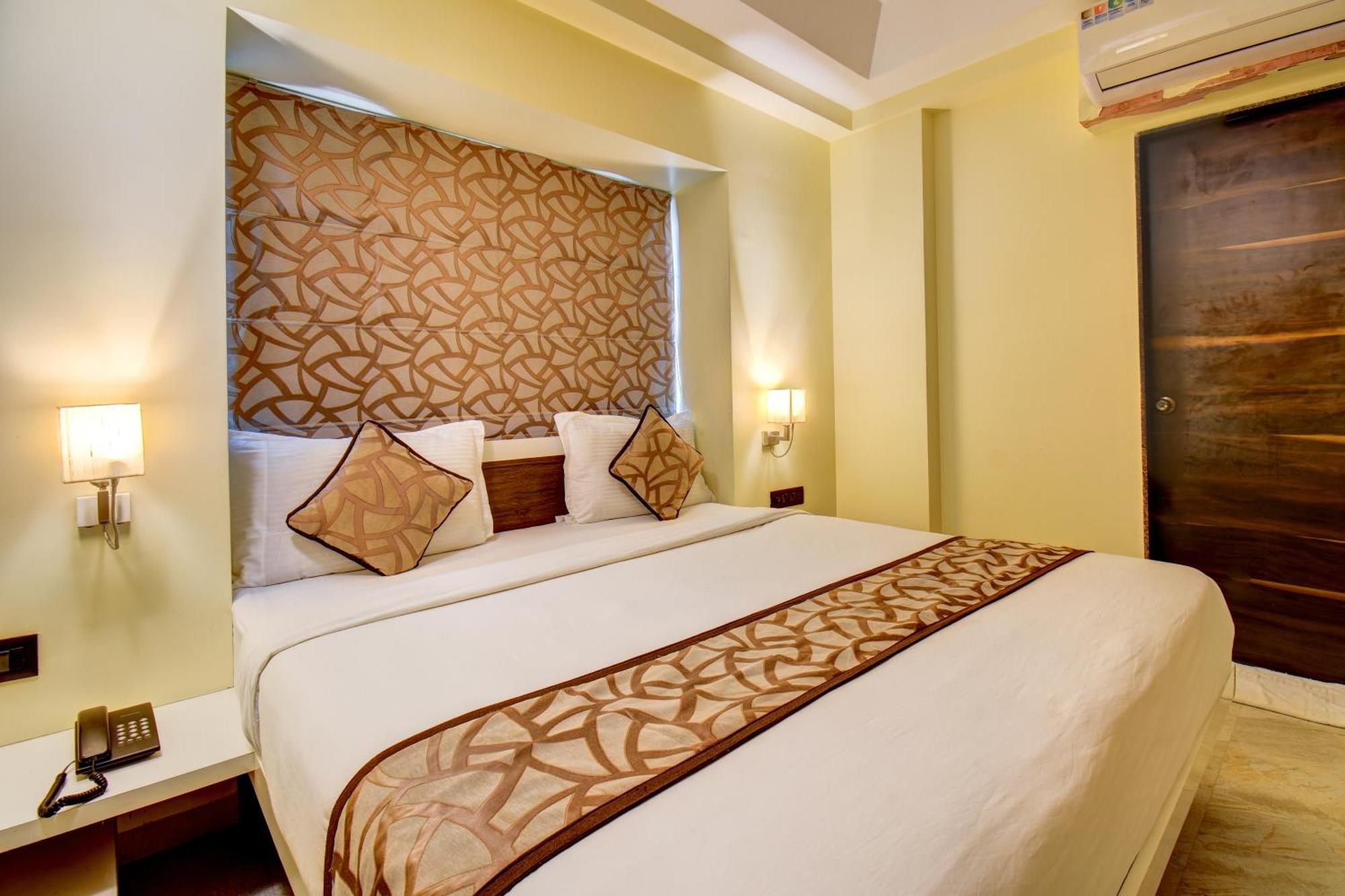 Hotel Deepali Executive Аурангабад Екстериор снимка