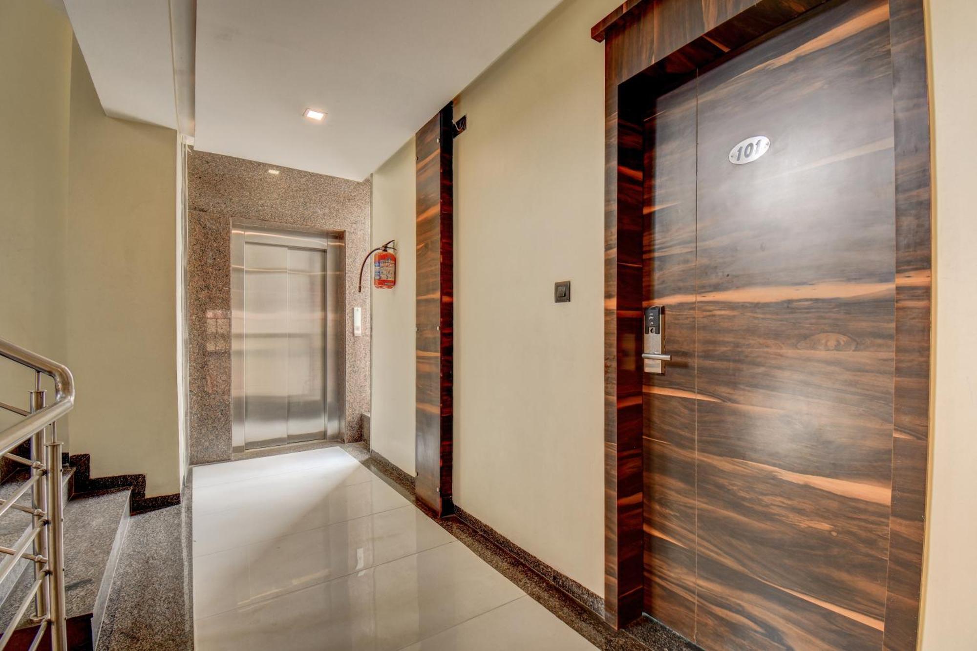 Hotel Deepali Executive Аурангабад Екстериор снимка