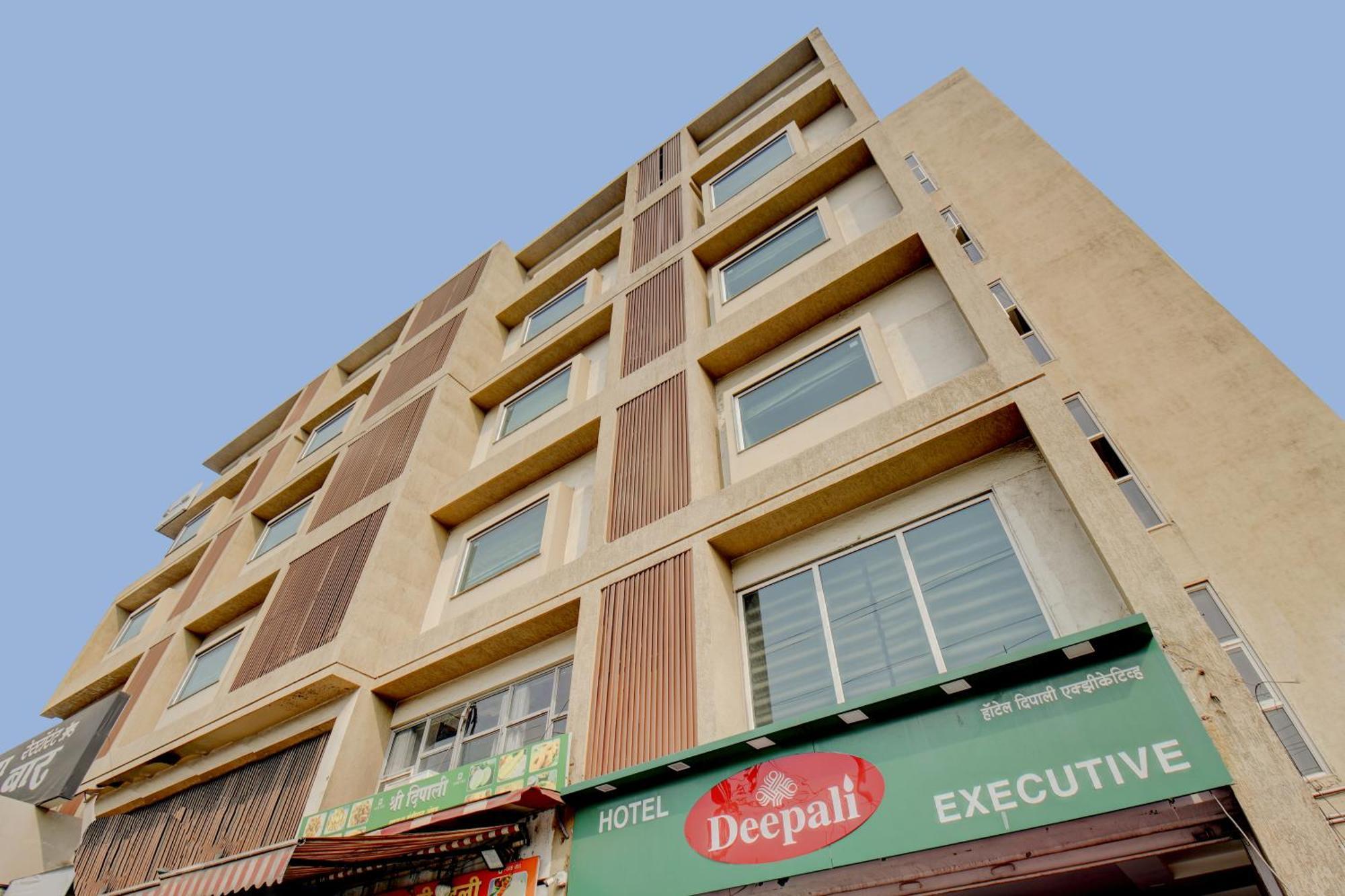 Hotel Deepali Executive Аурангабад Екстериор снимка