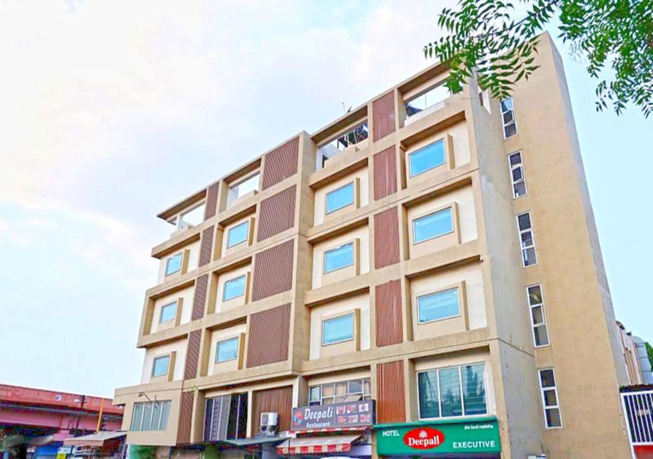 Hotel Deepali Executive Аурангабад Екстериор снимка