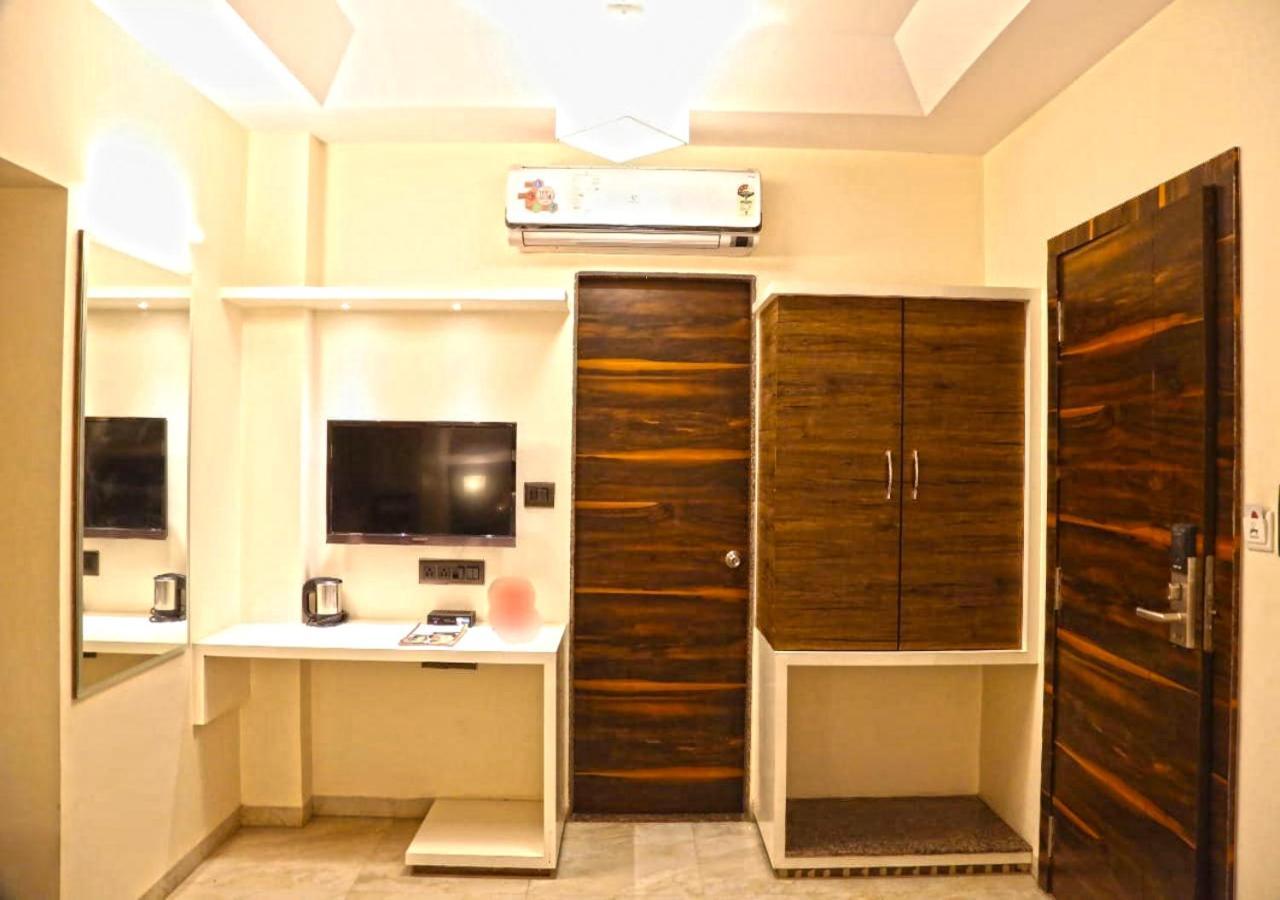 Hotel Deepali Executive Аурангабад Екстериор снимка